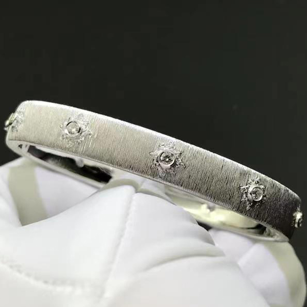 Buccellati Macri Classica Brushed 18k White Gold Diamond Bangle Bracelet JAUBRA005443