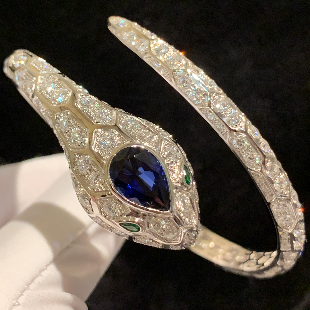 Bvlgari Serpenti Seduttori Full Pavé Diamonds Bracelet 18k White Gold with Emerald Eyes and Blue Sapphire
