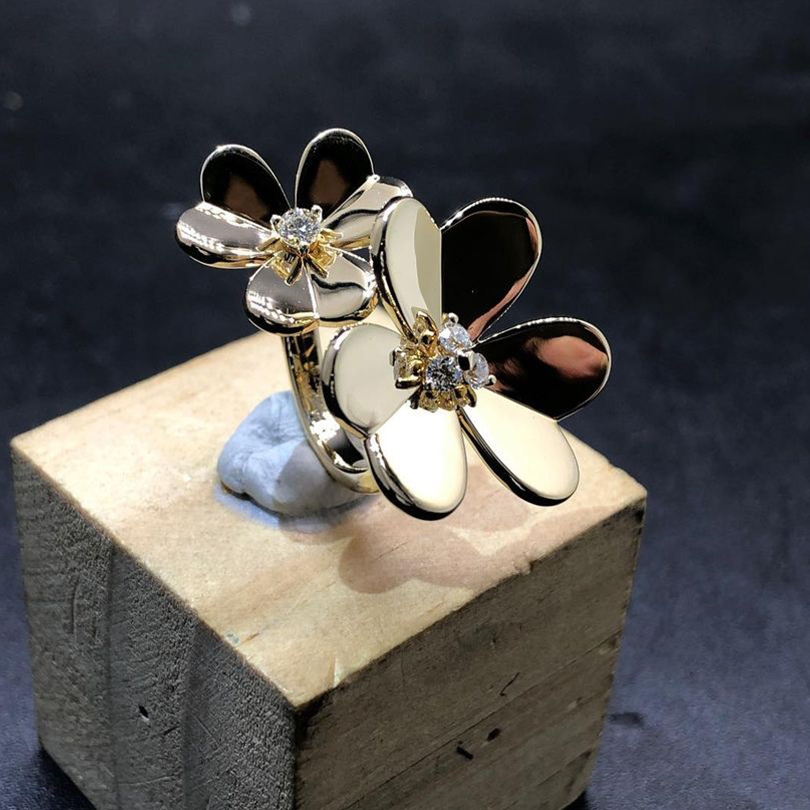 Van Cleef & Arpels Frivole Between the Finger Ring 18k Yellow Gold with Diamonds VCARPJMD00