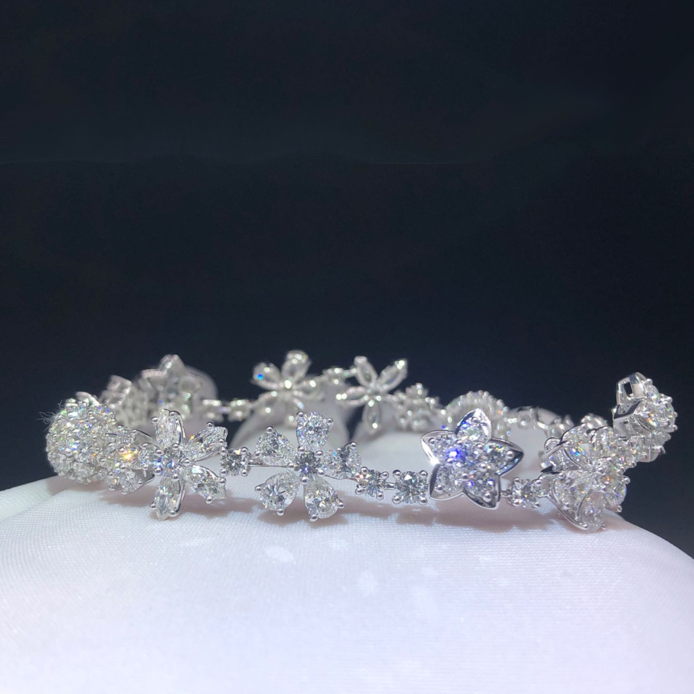 Van Cleef & Arpels Folie des Prés High Jewelry Diamond Flower Bracelet 18k White Gold VCARP05B00